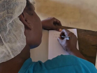 Keukenpersoneel leert Engels en schrijven mrt 26 (1) - frame at 0m2s